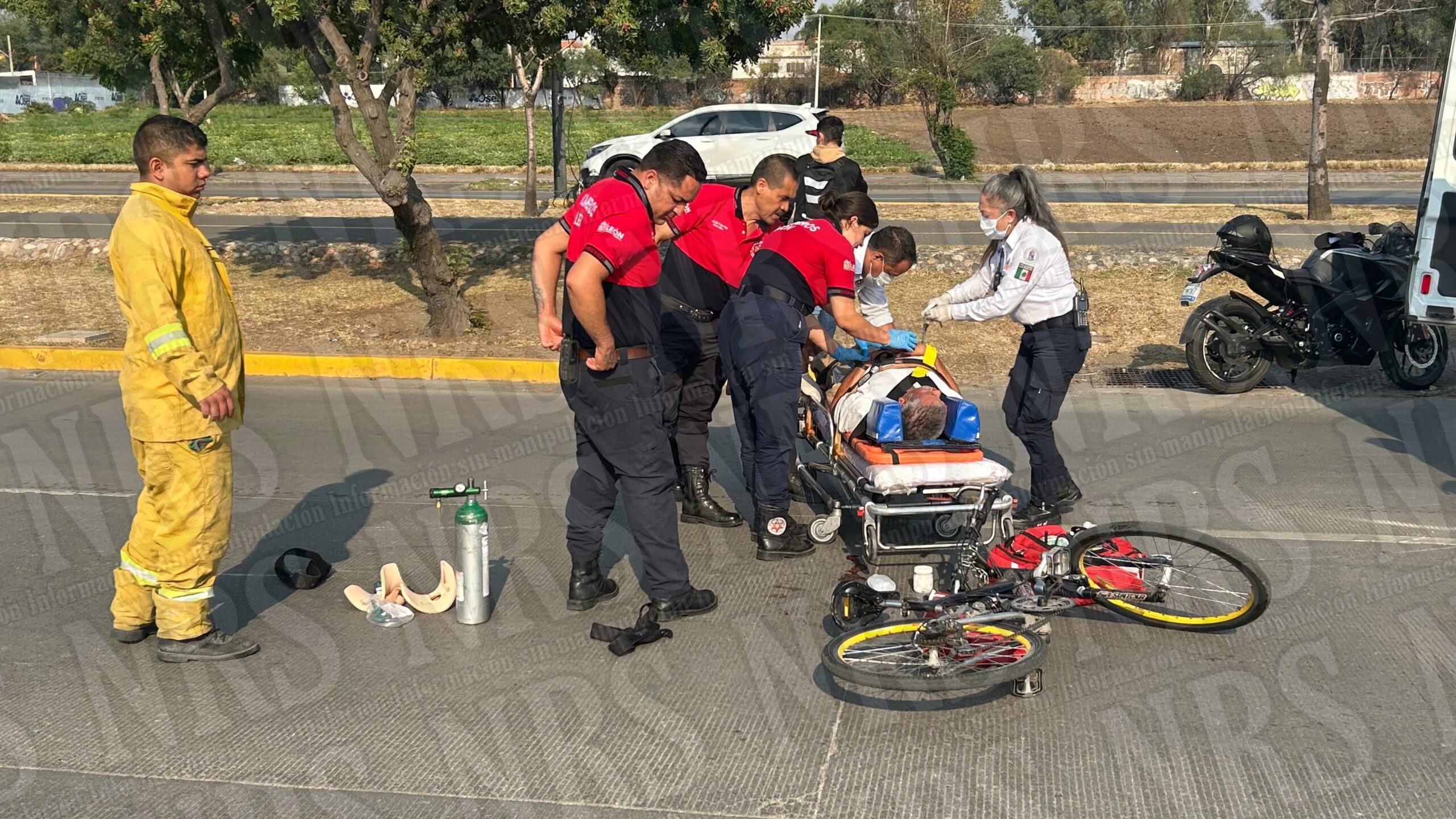 Un adulto mayor grave tras chocar en su bicicleta 😱💥