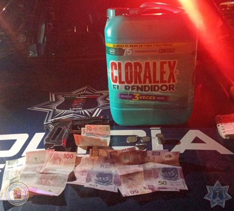 POR ROBO CON VIOLENCIA A GASOLINERA, DOS HOMBRES FUERON DETENIDOS POR LA POLICÍA MUNICIPAL 😱🚓