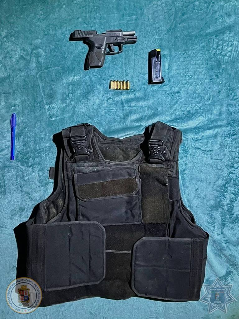 Hombre armado y con equipo táctico fue detenido por la Policía Municipal