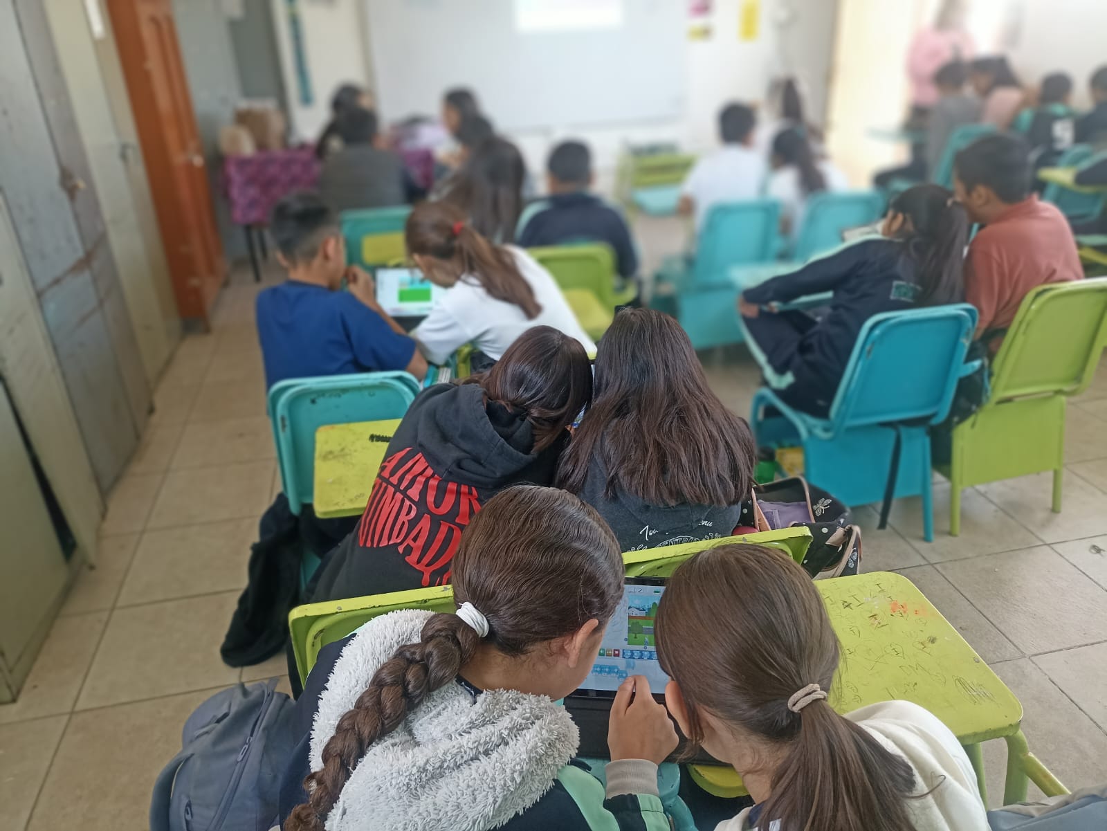 Tecnología e inclusión transforman las aulas de León: más de 33 mil beneficiados con programas de convivencia escolar