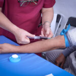 Detienen a dos hombres tras robo violento a tienda Oxxo en León