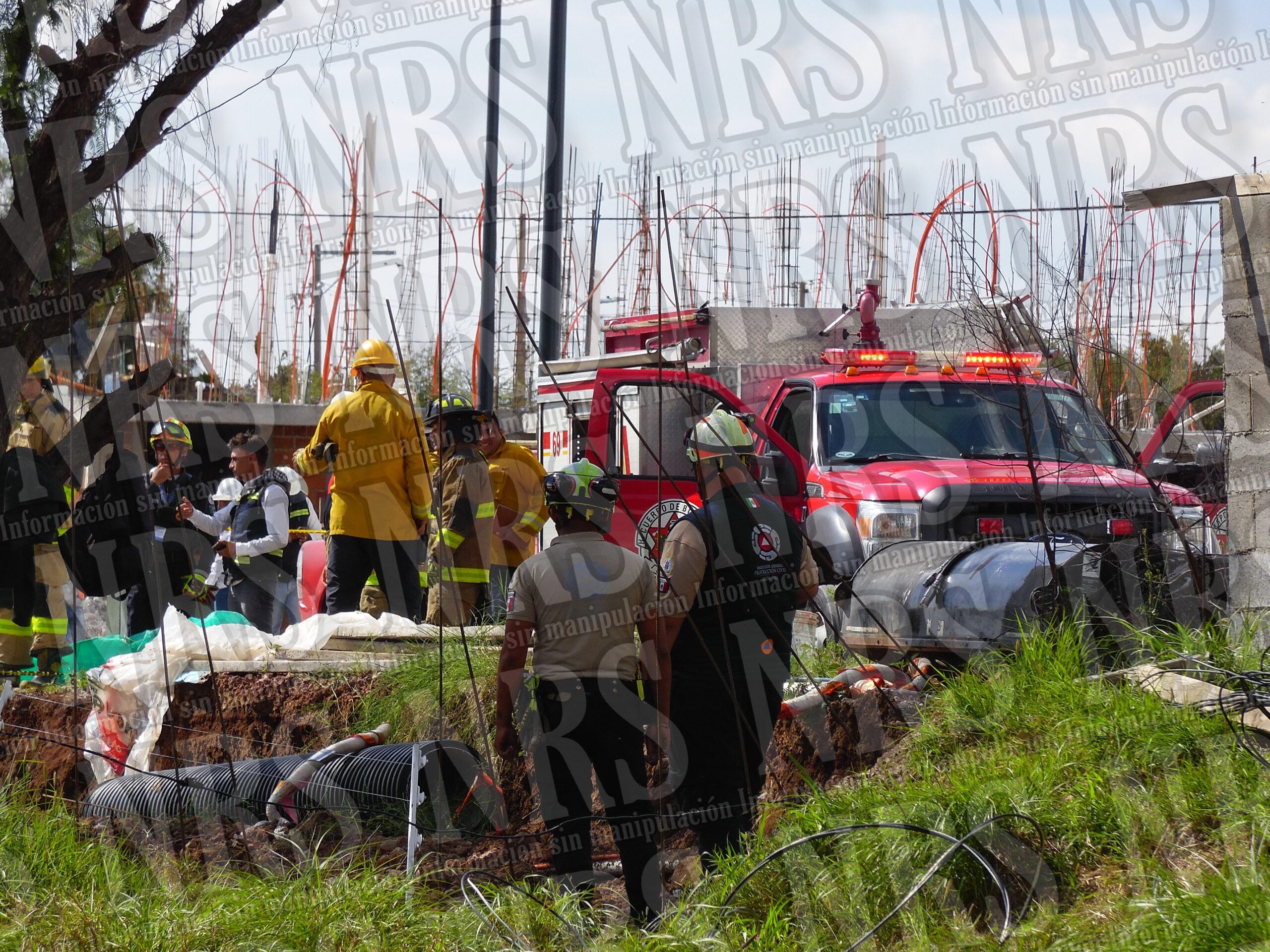 😭Colapsa barda en Parque Primavera: un albañil pierde la vida