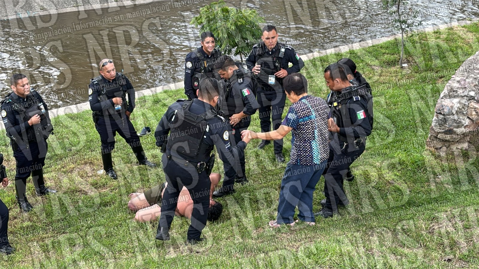 Cuerpos de emergencia evitan tragedia en el malecón del río😱