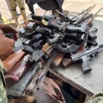 SANTA FE KLAN HABLÓ DE UN “ATAQUE ARMADO”, PERO OMITIÓ LA AGRESIÓN A POLICÍAS Y EL ROBO DE UN ARMA OFICIAL